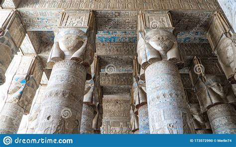 De Tempel van Hathor: Een Oase van Kalmte en Kunst in Dendera!