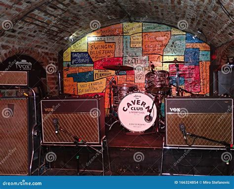 The Cavern Club: Een Legende Van Liverpool en een Muzikale Tijdmachine!