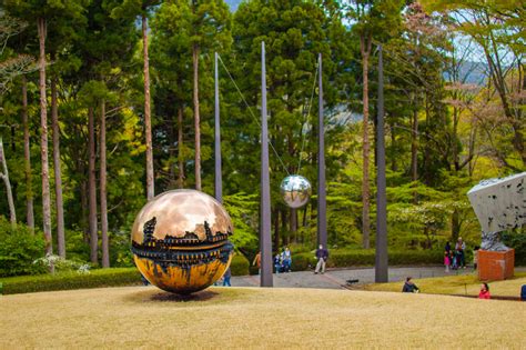 Het Hakone Open-Air Museum: Een Betoverende Samenvloeiing van Kunst en Natuur!